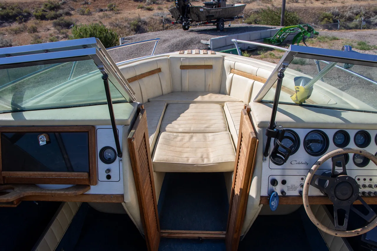 1984 Celebrity 210V (photo 3)